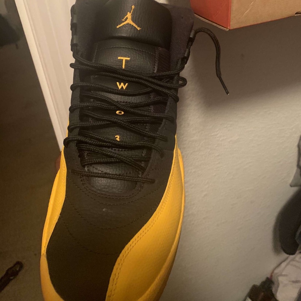 Jordan 12 - Picture 2 of 3